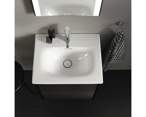 Aufsicht auf ein Badezimmer Waschbecken mit Armatur, Handtuch und Spiegel