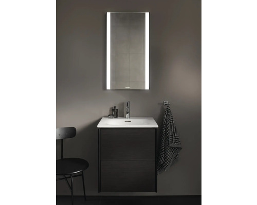 Badezimmer mit Waschbeckenunterschrank, Aufsatzwaschbecken, Armatur und beleuchtetem Spiegelschrank