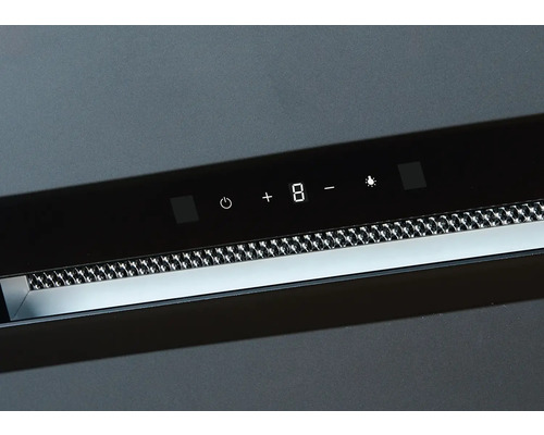 Detailansicht einer Dunstabzugshaube mit Bedienfeld und Beleuchtung