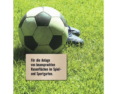Fussball, Fussballschuhe und Schild auf Rasen für strapazierte Rasenflächen in Spiel- und Sportgärten