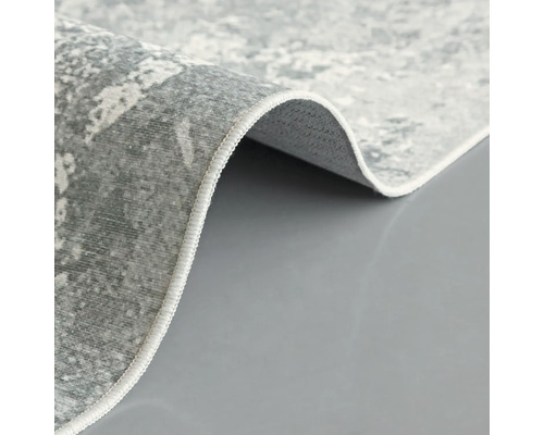 Grauer Teppich mit abstraktem Muster