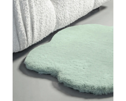 Tapis décoratif de forme originale à côté d''un textile