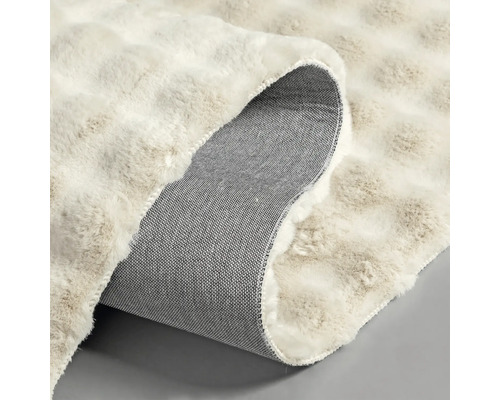 Flauschiger Teppich mit gewebter Rückseite