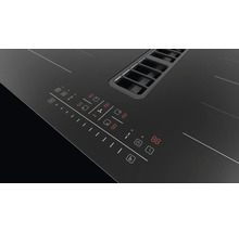 Vue détaillée d''une plaque à induction noire avec hotte intégrée