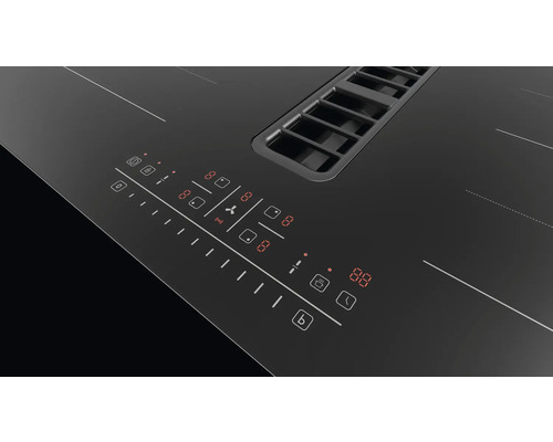 Vue détaillée d''une plaque à induction noire avec hotte intégrée