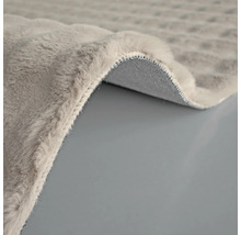 Detailansicht eines hellen Teppichs mit Flor