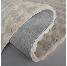 Grauer Teppich mit weicher Oberfläche und gewebter Unterseite