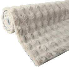 Gerollte Kuscheldecke mit geprägtem Muster