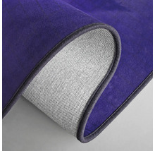 Detailansicht eines violetten Teppichs mit Textilrücken