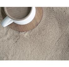 Gros plan d''un tapis à poils longs avec une tasse
