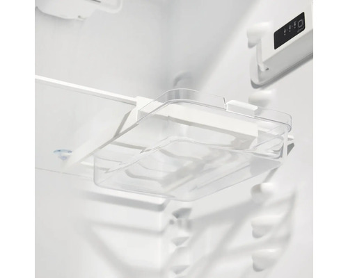 Innenansicht eines Kühlschranks mit durchsichtiger Ablage