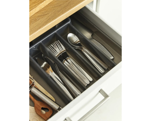 Geöffnete Schublade mit Besteck und Küchenutensilien