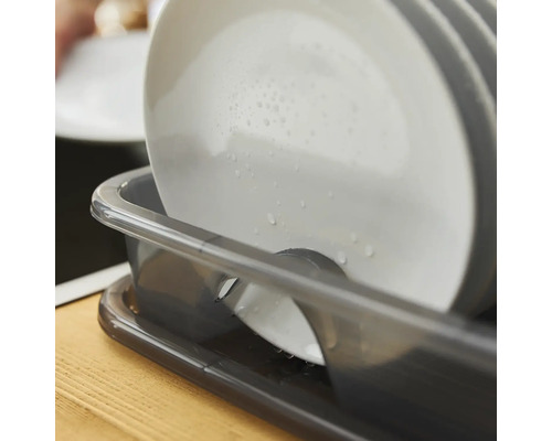 Teller im Geschirrständer