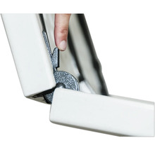 Detailansicht eines Insektenschutzfensters mit Drehkippbeschlag und Hand