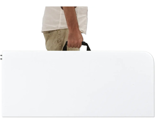 Eine Person trägt einen Klapptisch mit Tragegriff.