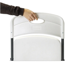 Detailansicht eines Klappstuhls mit Kunststoffoberfläche und Hand am Griff