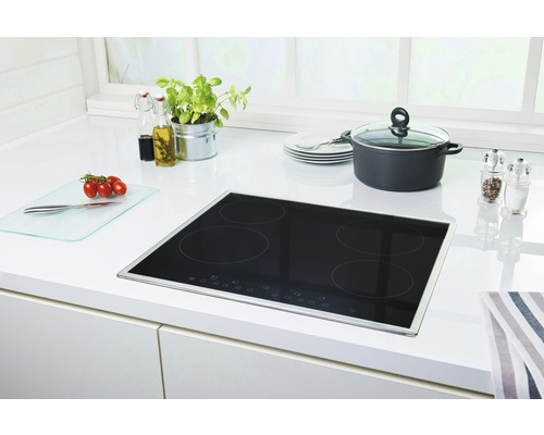 Plaque de cuisson dans une cuisine lumineuse avec casserole et ingrédients