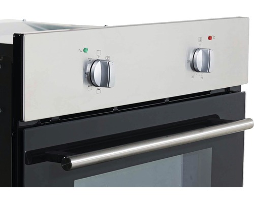 Vue détaillée d''un four avec des boutons de commande