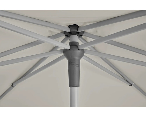 Vue détaillée de la structure d''un parasol avec baleines et mât