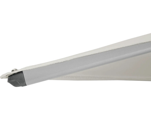 Détail d''un store banne avec cadre en aluminium et revêtement en tissu