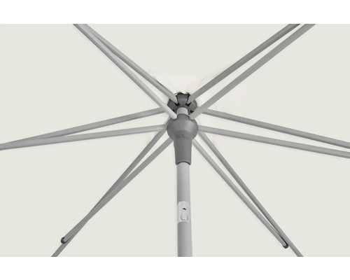 Vue de dessous d''un parasol avec armature et toit