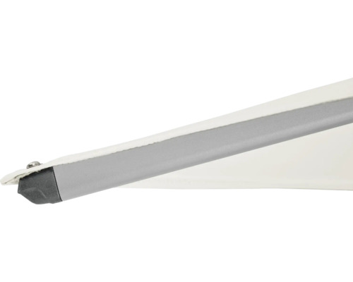 Vue détaillée d''un store banne à bras articulé avec armature grise et toile de store claire