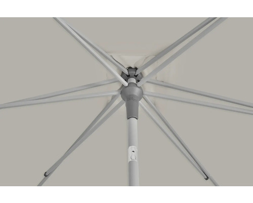 Vue de dessous d''un parasol ouvert avec armature métallique