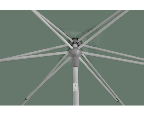 Vue de dessous d''un parasol avec armature métallique et revêtement en tissu