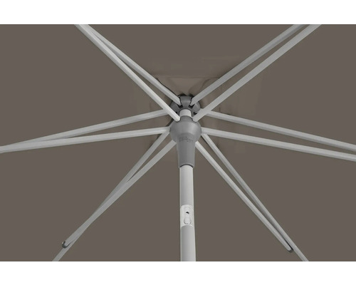 Vue détaillée du dessous d''un parasol ouvert avec armature métallique