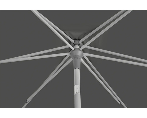 Vue de dessous d''un parasol gris avec un cadre clair