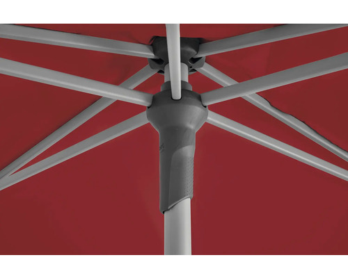 Vue détaillée d''un parasol avec un abat-jour rouge et un cadre gris argenté