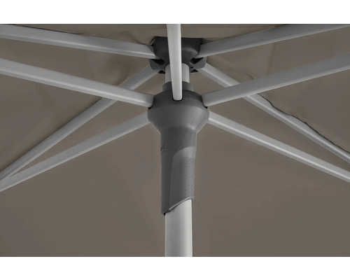 Vue détaillée du parasol avec armature et revêtement