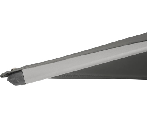 Detailansicht einer Markise mit Metallrahmen