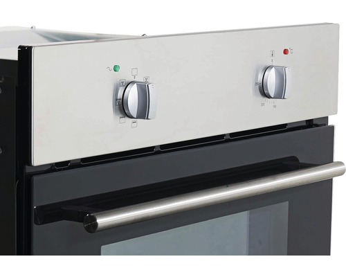 Gros plan d''un four électrique avec boutons rotatifs et poignée