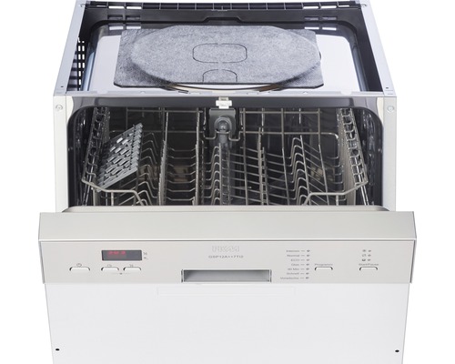 Lave-vaisselle avec porte ouverte et paniers à vaisselle