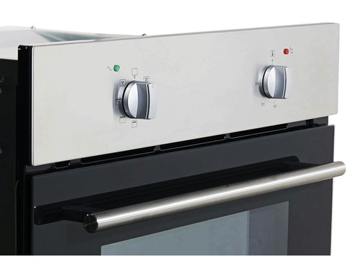 Gros plan d''un four encastrable avec des boutons rotatifs pour le réglage de la température et des fonctions.