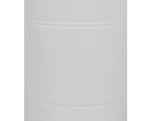 Nahaufnahme einer Regentonne aus Kunststoff