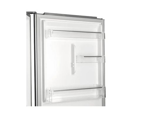 Innenansicht eines Kühlschranks mit transparenten Ablagen