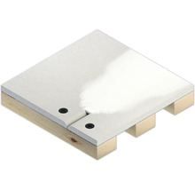 Gros plan d''une plaque de plâtre fixée sur une structure en bois.