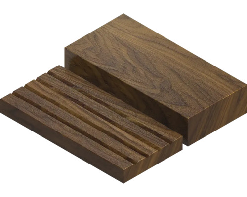Zwei Holzstücke, eines glatt, eines mit Rillen