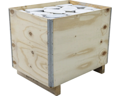 Holzkiste gefüllt mit runden Trittplatten aus Stein