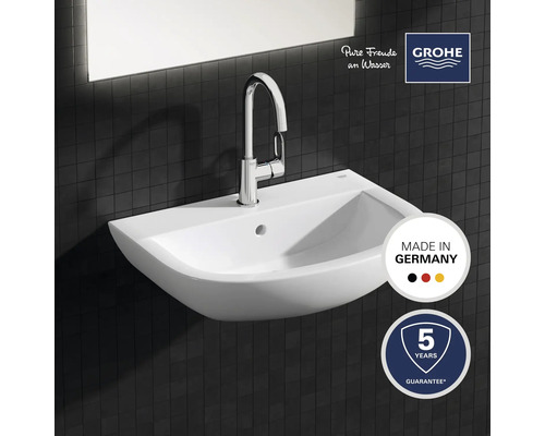 Lavabo en céramique avec robinet et miroir pour salle de bain