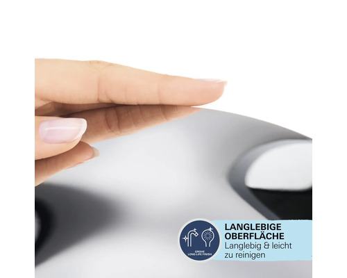 Eine Hand berührt eine Oberfläche mit Grohe Long-Life Finish-Symbol und dem Text: Langlebige Oberfläche. Langlebig und leicht zu reinigen.