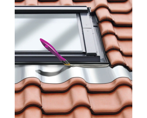 Dachfenster auf Ziegeln mit Dichtungsanwendung