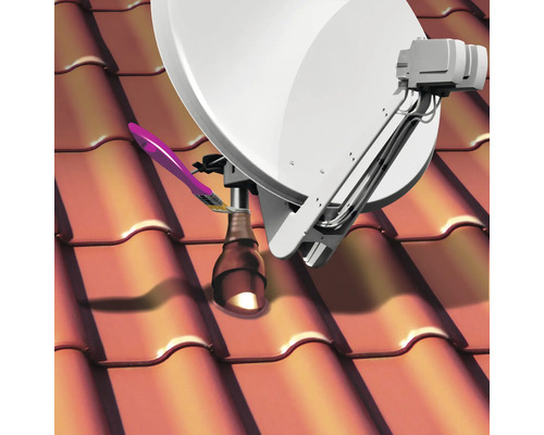 Satellitenschüssel Installation auf einem Dach mit Antennenmastmanschette