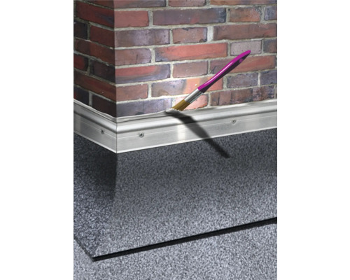 Mastic acrylique appliqué au pinceau sur une plinthe.