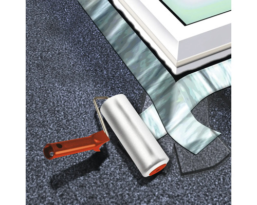 Fenêtre de toit avec ruban de masquage et rouleau à peinture