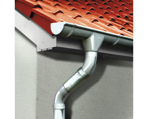 Toit avec gouttière et tuyau de descente