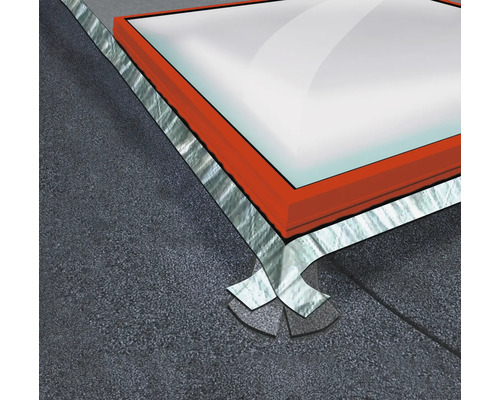 Fenêtre de toit avec bande d''étanchéité sur un toit