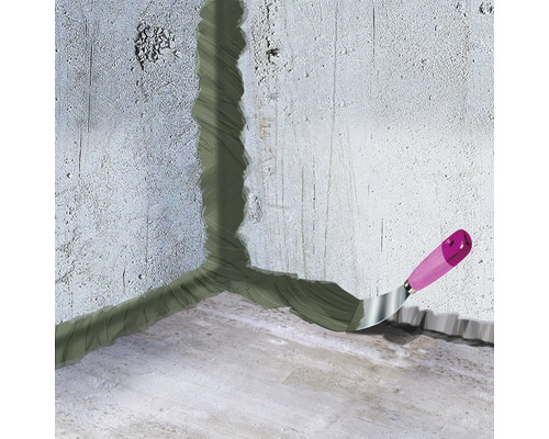 Réparation de fissures dans les murs avec du mastic et une spatule